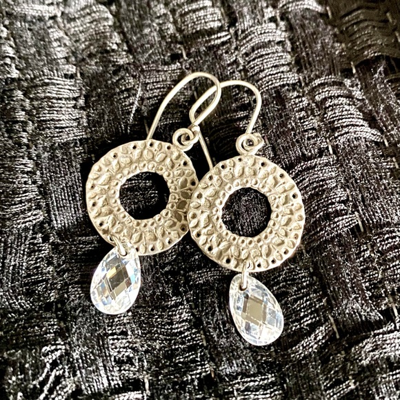 Silpada .925 Vintage Sterling Silver Hammered Circle Crystal Teardrop Earrings - Picture 3 of 7